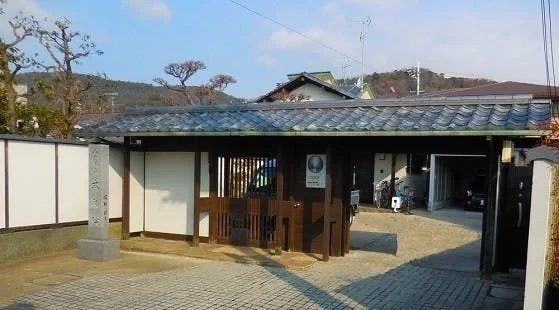 本勝院 山門
