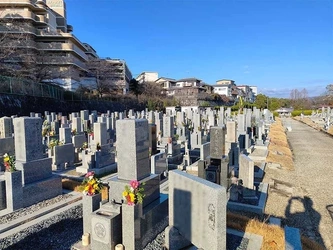 バリアフリー設計の寺院墓地