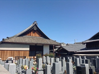 明るく開放的な寺院墓地