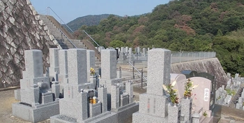 豊かな自然と落ち着いた雰囲気の霊園