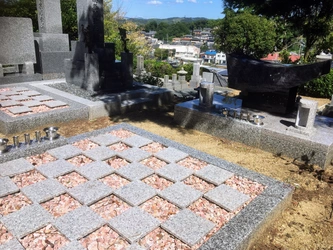 明るい雰囲気の寺院墓地