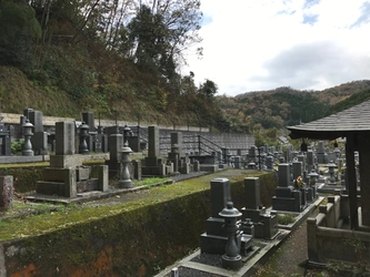 豊かな自然と落ち着いた雰囲気の寺院墓地