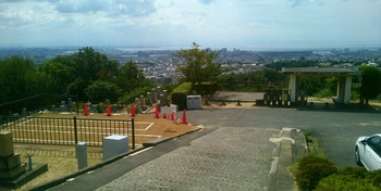 明るい雰囲気の霊園