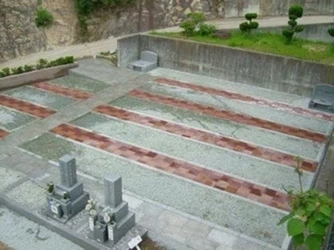 自然に包まれた絶景の霊園