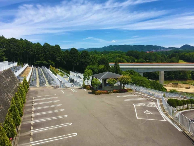 仏心霊園 一般墓・樹木葬 駐車場の写真