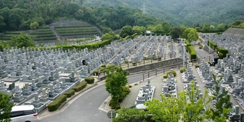 明るい雰囲気の霊園