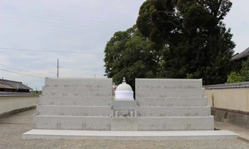 明るい雰囲気の寺院墓地