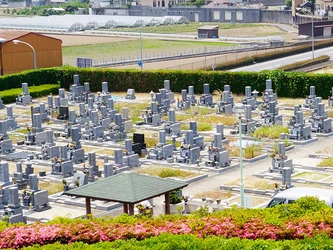 明るい雰囲気の公営霊園