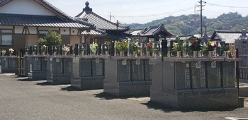 バリアフリー設計の寺院墓地