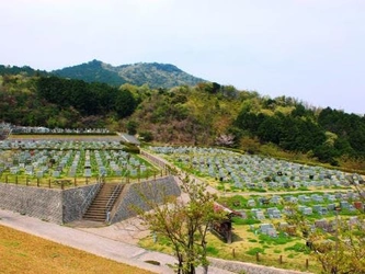 永く続く自然の中で大切な方を偲ぶ