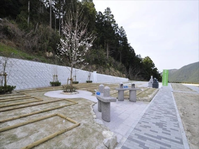 糸島自然霊園 平坦な通路