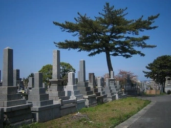 明るい雰囲気の霊園