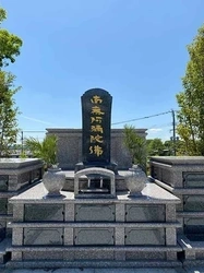 明るく開放的な寺院墓地