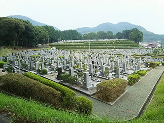 豊かな自然と落ち着いた雰囲気の霊園