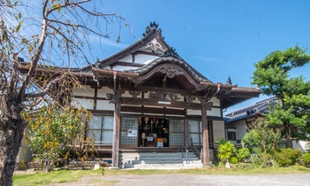 明るい雰囲気の寺院墓地