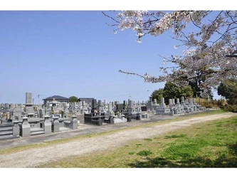 明るい雰囲気の霊園