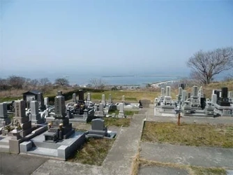 三島郡出雲崎町にある寺院墓地