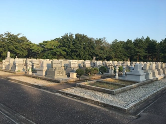 明るい雰囲気の公営霊園