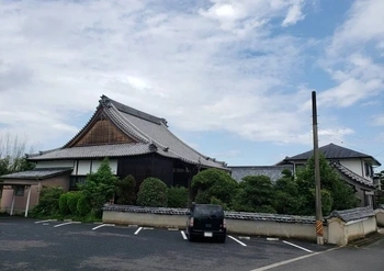 津市にある寺院墓地