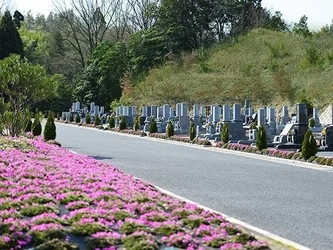 バリアフリー設計の民営霊園