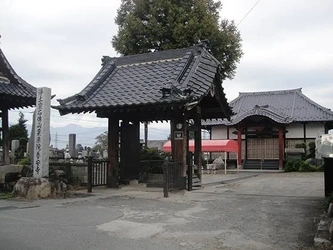 山梨市にある寺院墓地