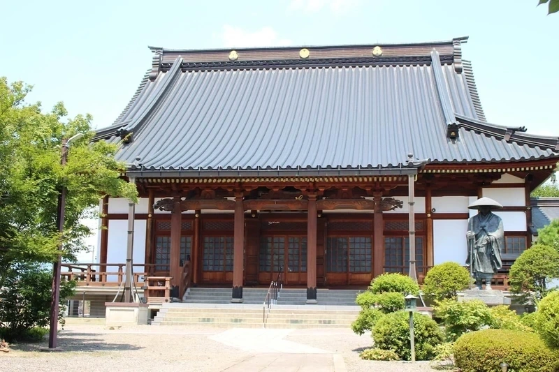 経営母体の專精寺の本堂
