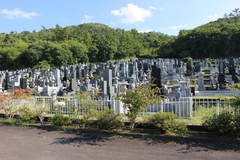 明るい雰囲気の霊園