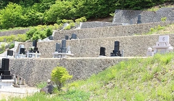 大町市にある寺院墓地