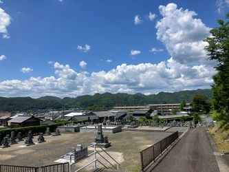 明るく開放的な寺院墓地