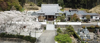 緑豊かな灌溪寺 永代供養塔「慈照塔」