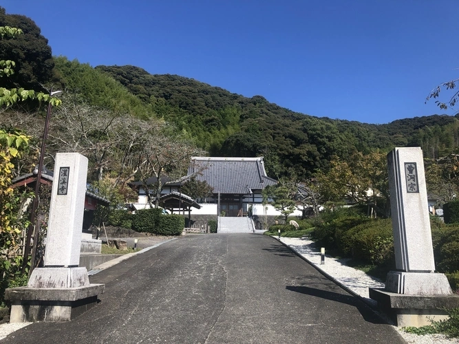 灌溪寺 永代供養塔「慈照塔」 山門