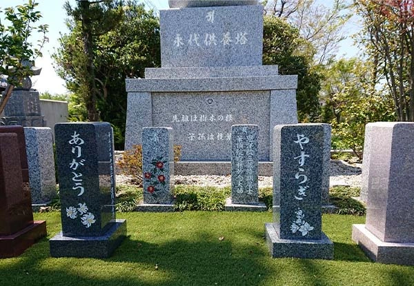 樹木葬　個別葬ミニ墓石型（手前側）の写真1