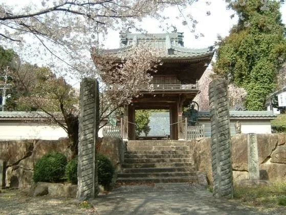 霊岩寺墓苑 