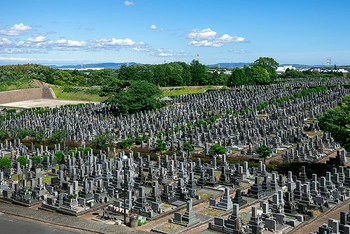 永く続く自然の中で大切な方を偲ぶ