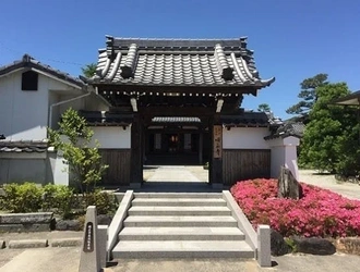 バリアフリー設計の寺院墓地