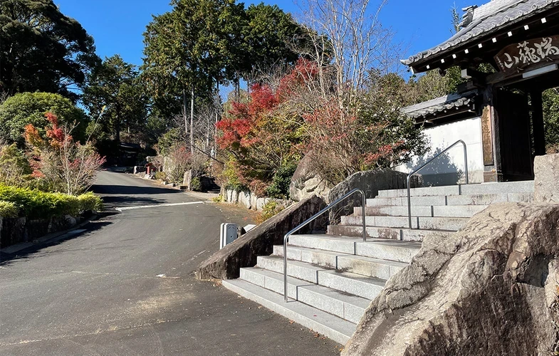 「愛樹木葬」花の寺豊川萩樹木葬墓地 入口