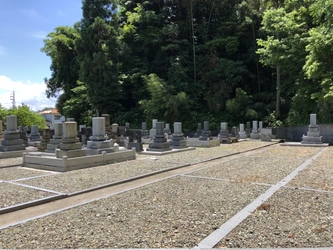 緑豊かで心落ち着く加賀市の寺院墓地