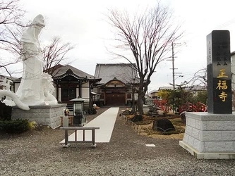 バリアフリー設計の寺院墓地