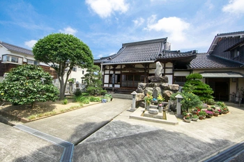 明るい雰囲気の寺院墓地