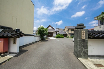 明るい雰囲気の寺院墓地