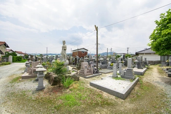 明るい雰囲気の寺院墓地