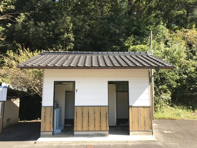 三次市粟屋墓地 トイレの写真