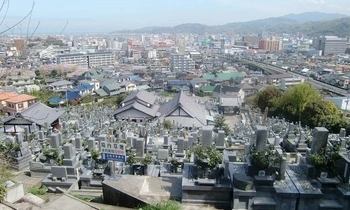 明るい雰囲気の寺院墓地