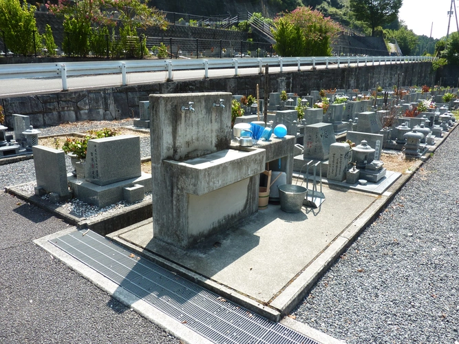 松山市営 横谷霊園 水汲み場の写真