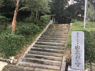 緑豊かで心落ち着く松山市の寺院墓地