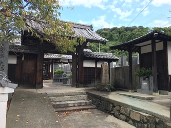 明るい雰囲気の寺院墓地