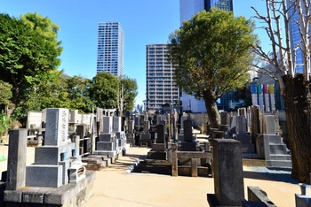 緑豊かで心落ち着く港区の寺院墓地